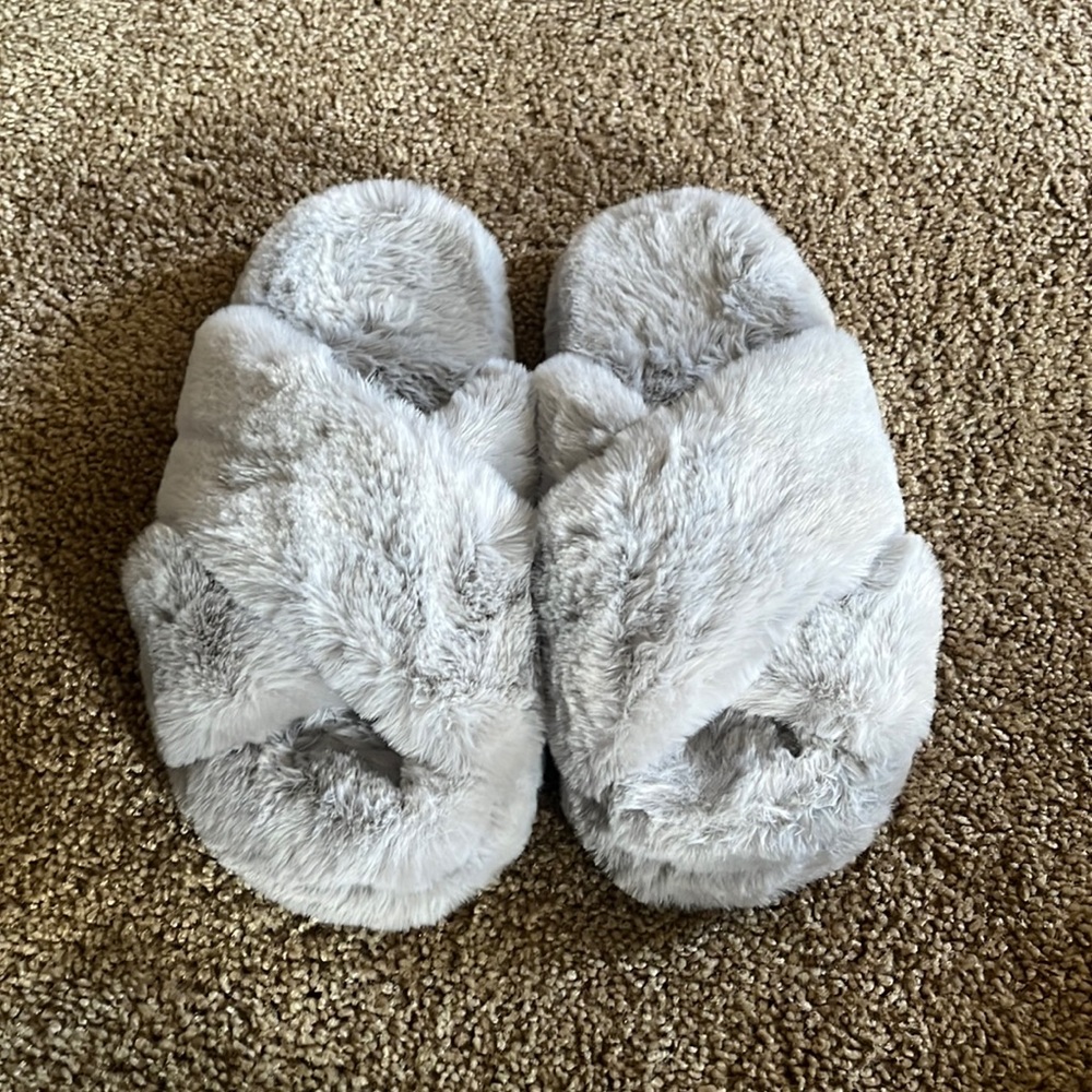 Gilly Hicks slippers